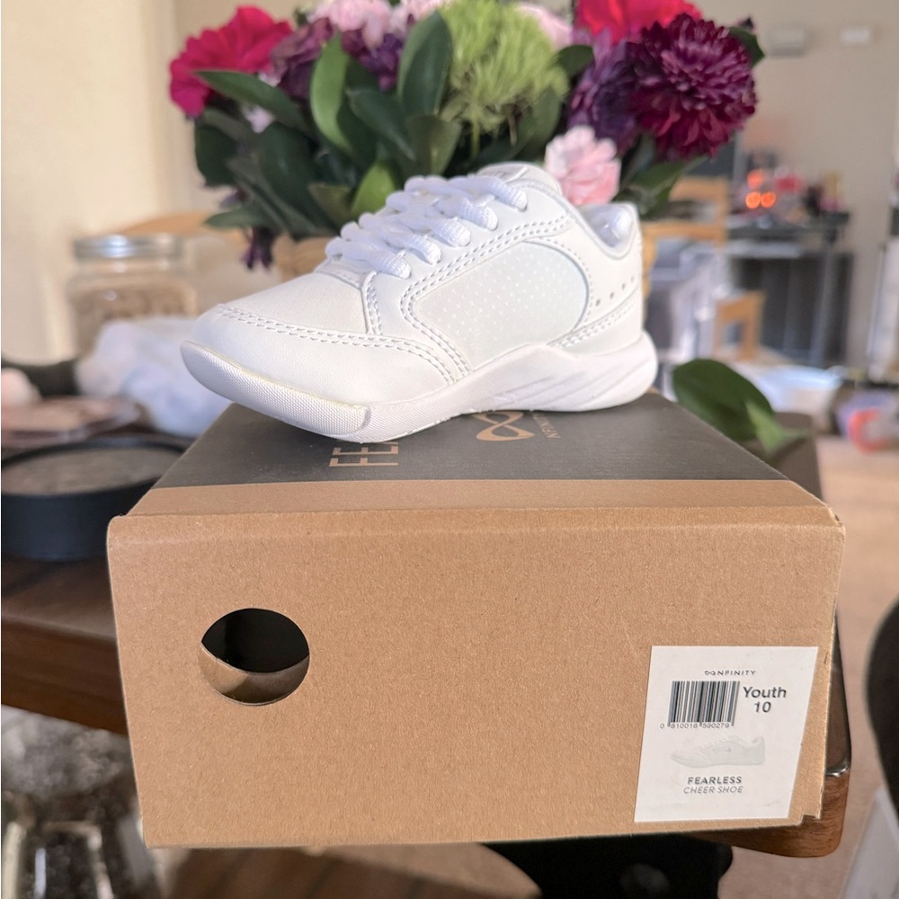 Fearless nfinity white cheer shoe, youth 10